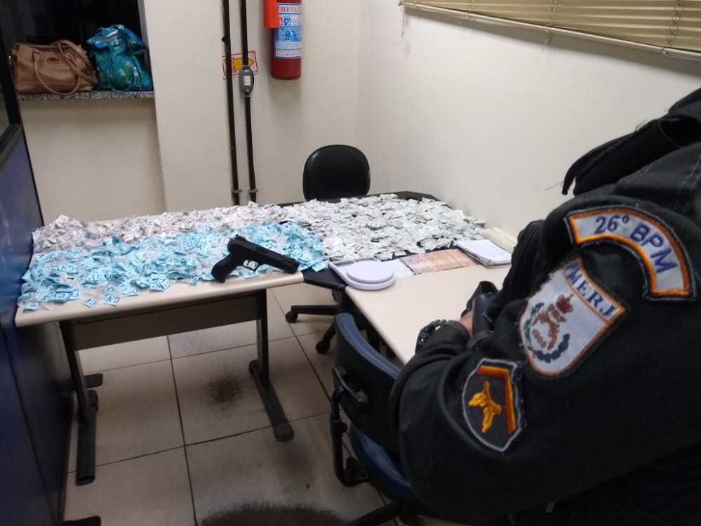 Homem é preso em flagrante com simulacro de pistola e drogas no bairro Floresta