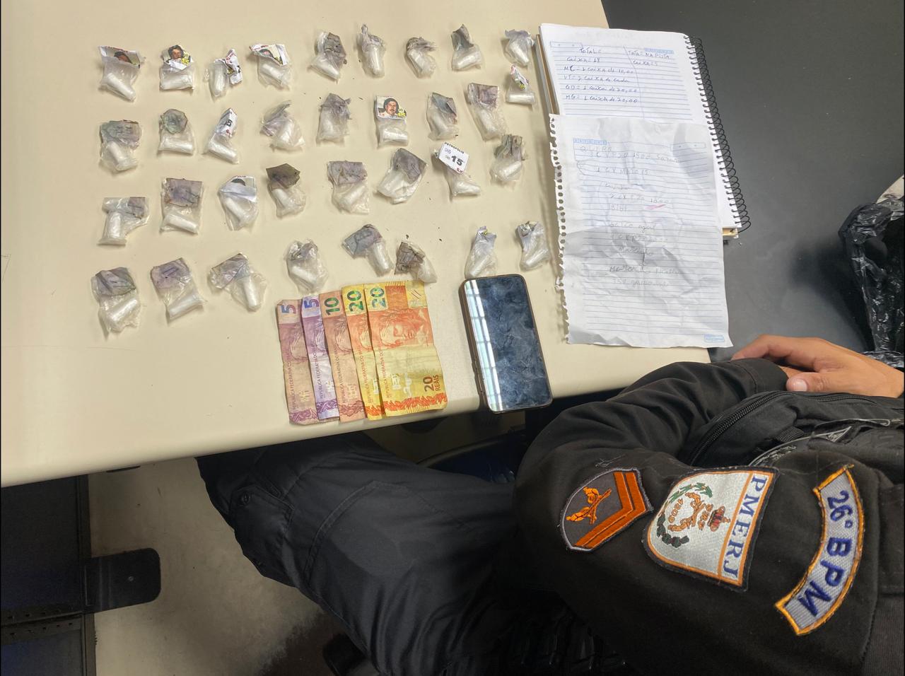 Homem é preso por tráfico de drogas na Estrada do Brejal, na Posse