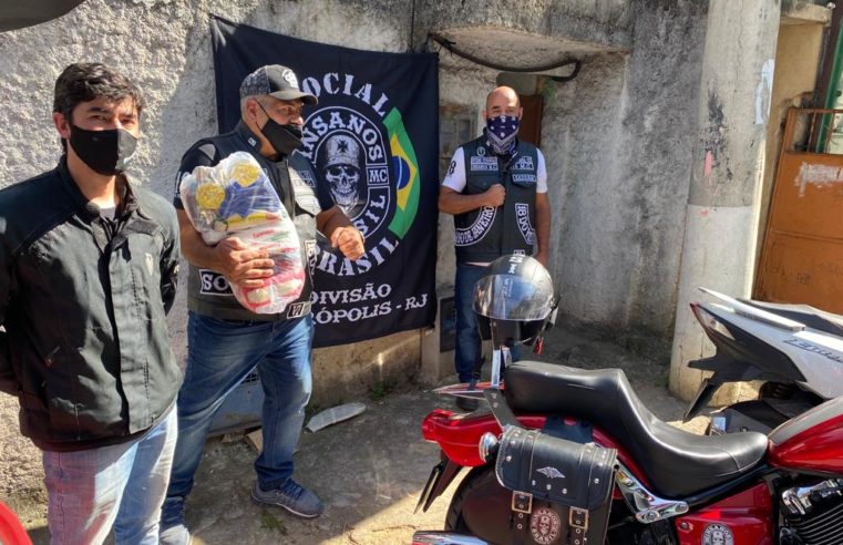 Motoclube Insanos realiza entrega de cesta básica no Castelo São Manoel