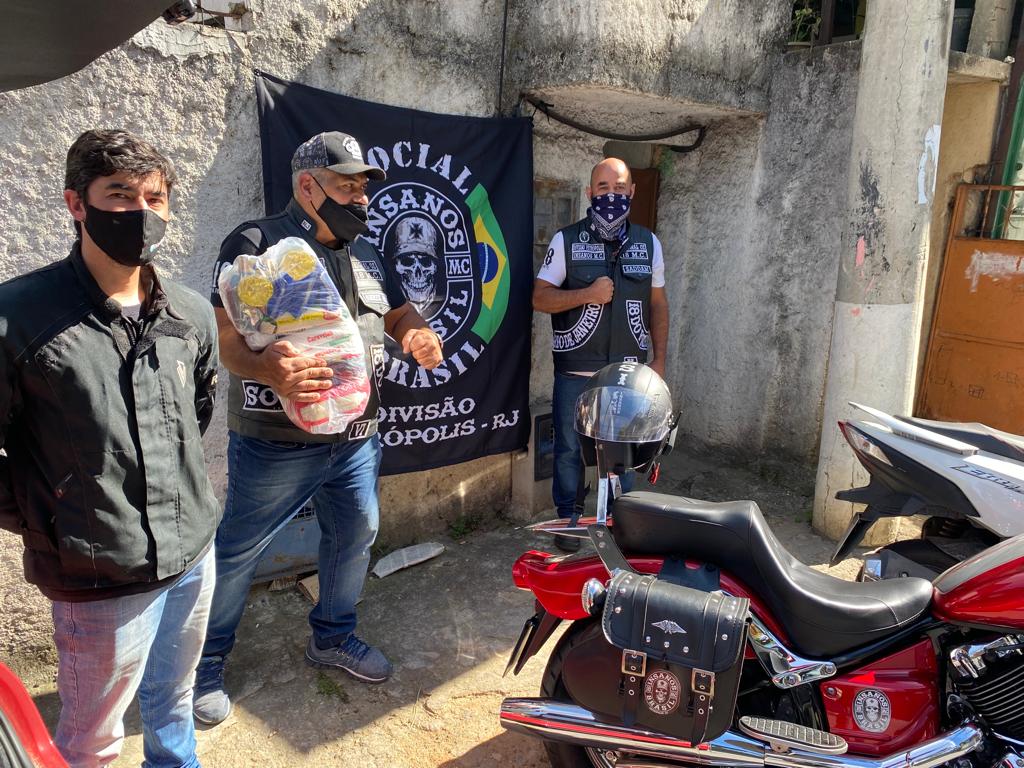 Motoclube Insanos realiza entrega de cesta básica no Castelo São Manoel