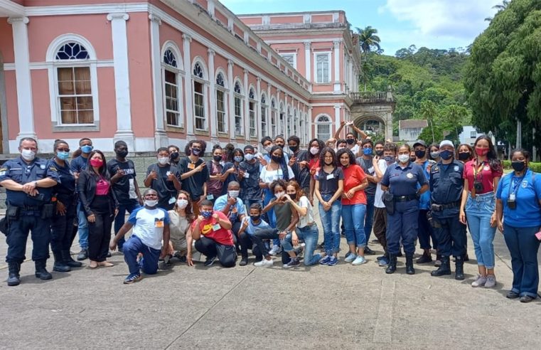 Alunos de São Gonçalo visitam atrativos turísticos de Petrópolis