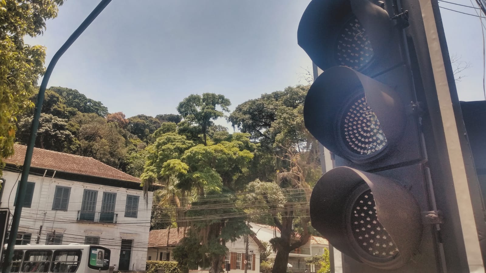 Prefeitura vai testar semáforo inteligente em cruzamento na Montecaseros
