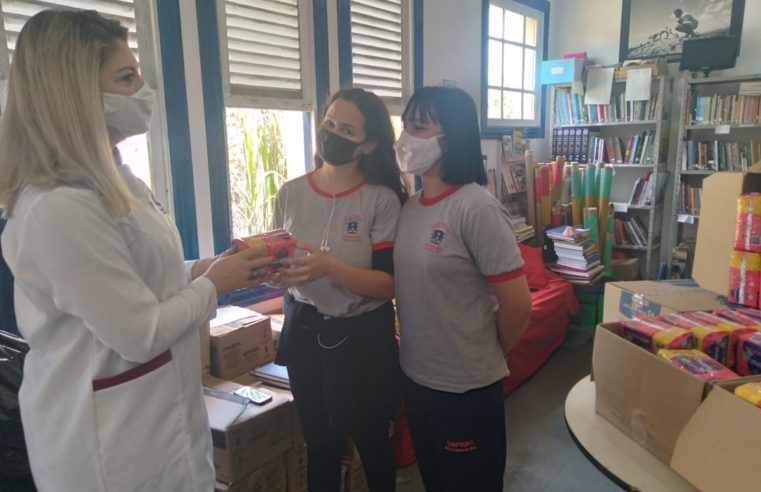 Escolas da rede municipal começam a distribuir absorventes dentro do programa de combate à pobreza menstrual