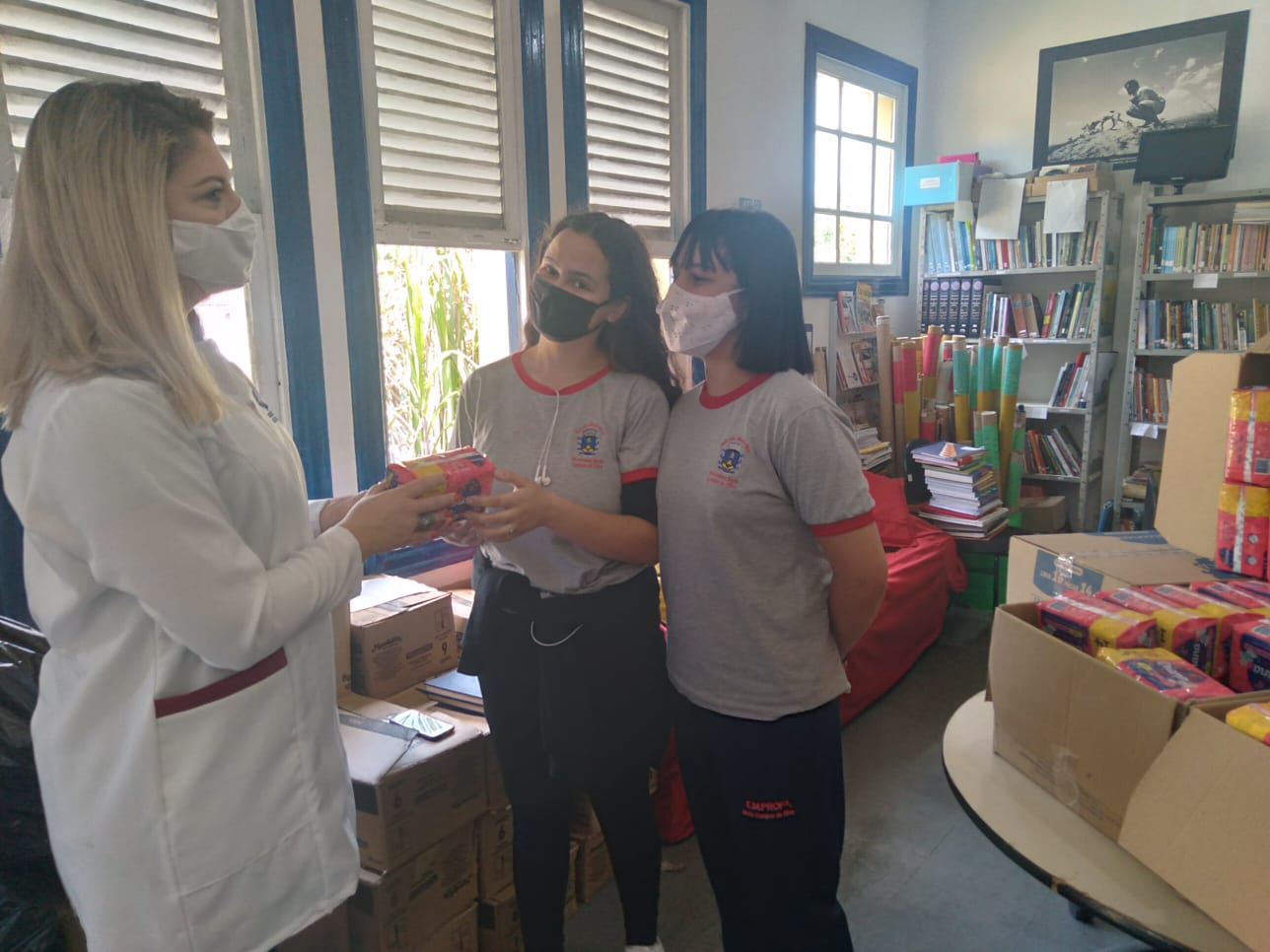 Escolas da rede municipal começam a distribuir absorventes dentro do programa de combate à pobreza menstrual