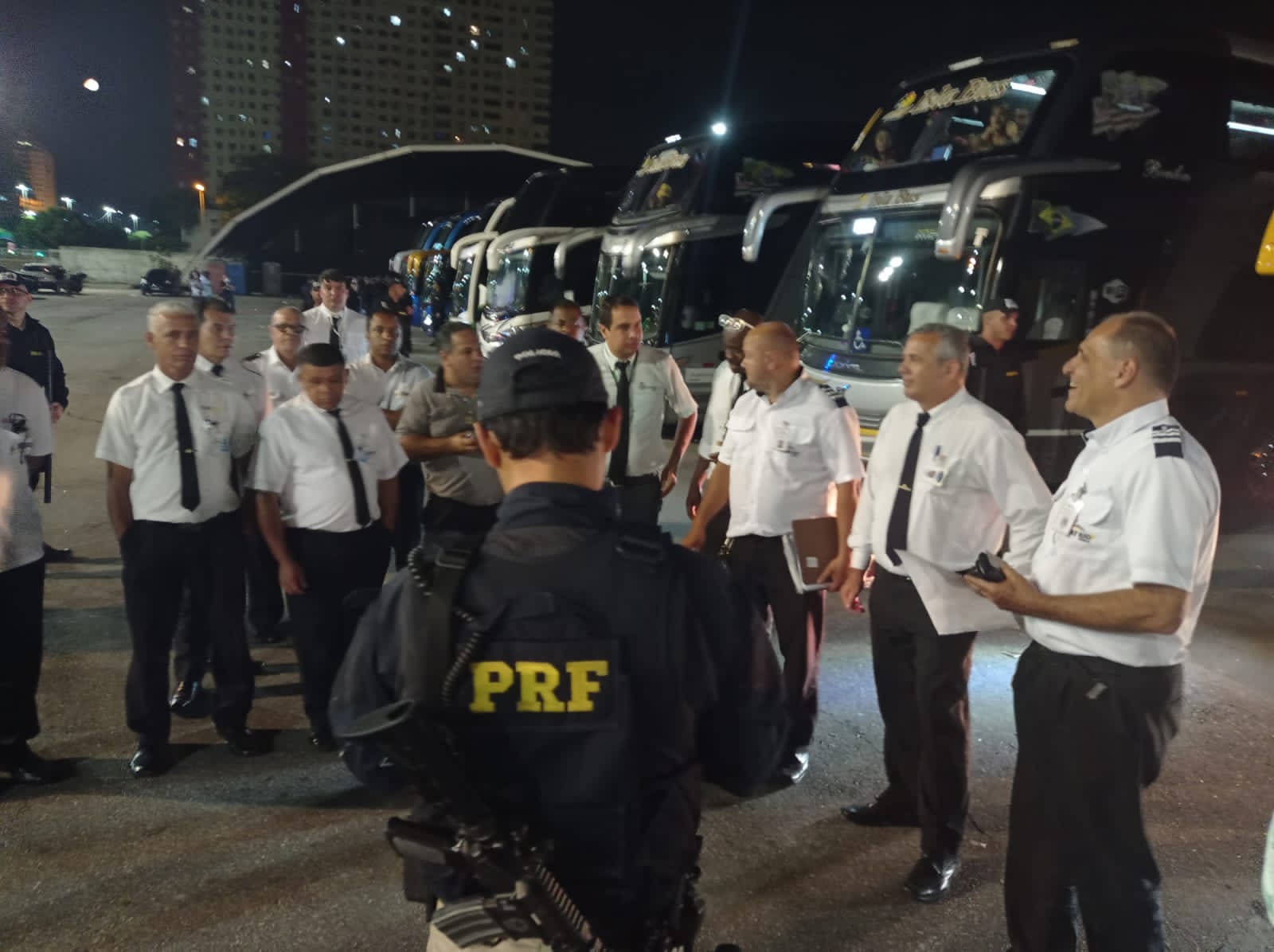 PRF e outros órgãos de segurança realizam operação para escolta de 10 ônibus com torcedores do Flamengo
