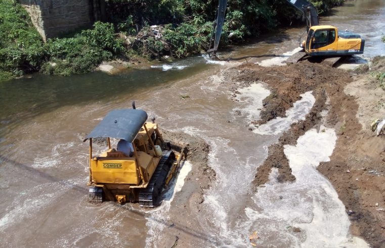 Prefeitura executa trabalho de desassoreamento e limpeza do Rio Piabanha em Corrêas