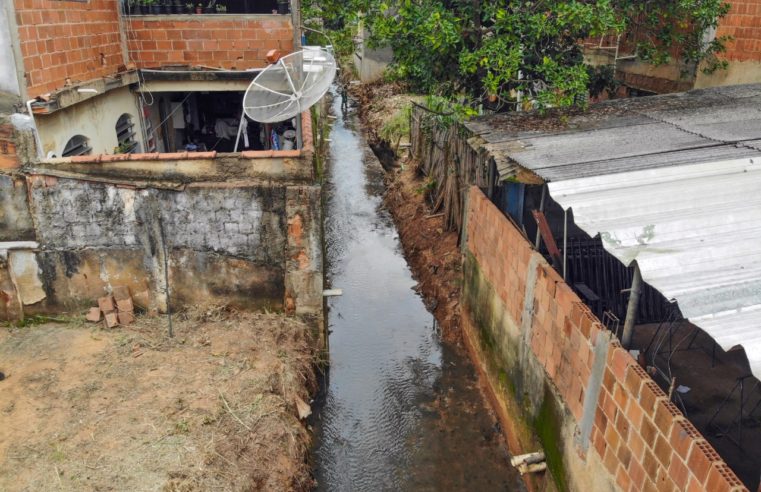 Prefeitura de Três Rios realiza limpeza do córrego no Monte Castelo: ação faz parte de trabalho de prevenção contra enchentes