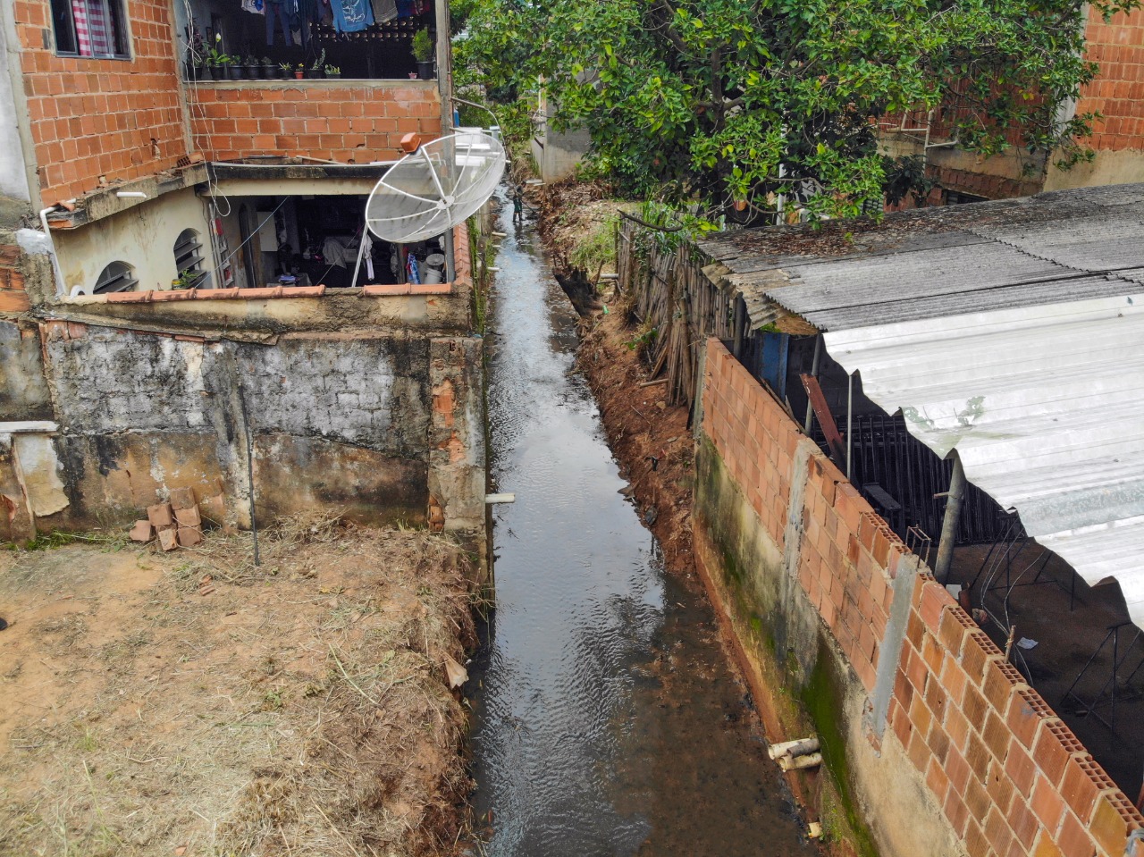 Prefeitura de Três Rios realiza limpeza do córrego no Monte Castelo: ação faz parte de trabalho de prevenção contra enchentes