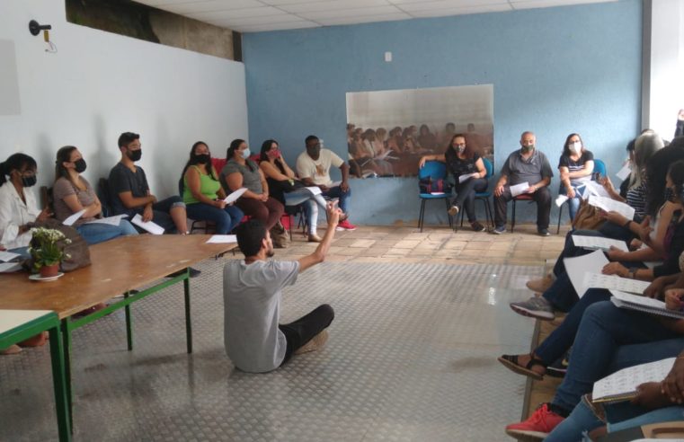 Cinquenta e dois servidores municipais participam de curso de Libras