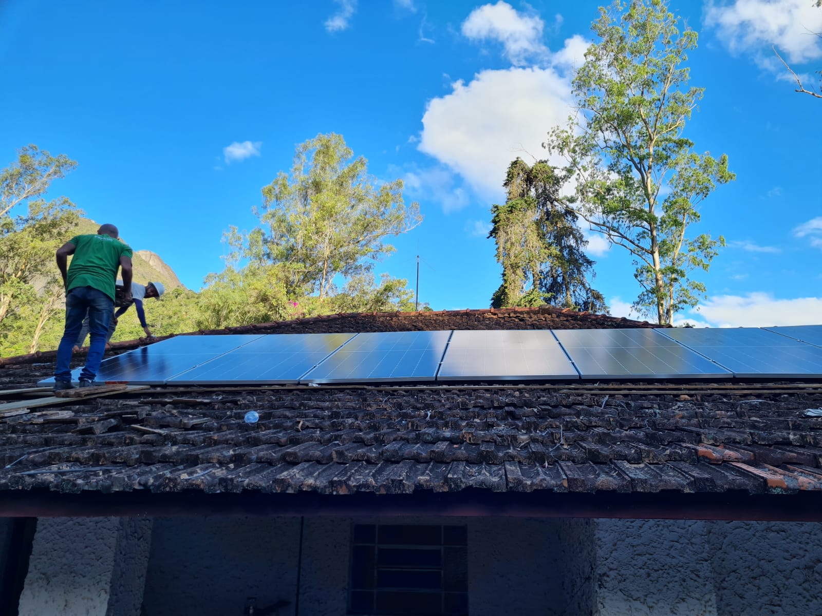 Prefeitura instala sistema de energia solar na sede de Santa Rita do Parque Municipal Montanhas de Teresópolis