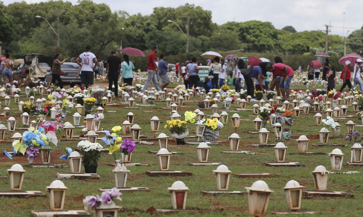 Mais de 500 mil pessoas devem visitar cemitérios no DF
