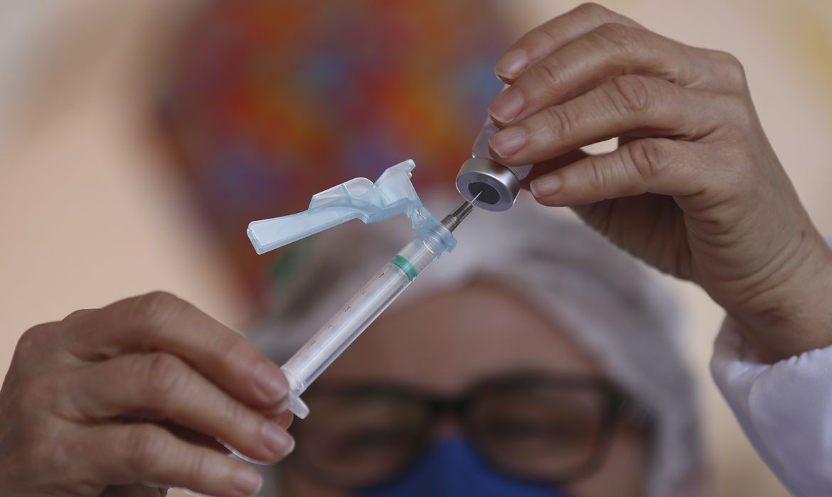 Covid-19: vacinação no Rio de Janeiro continua com reforço para idosos