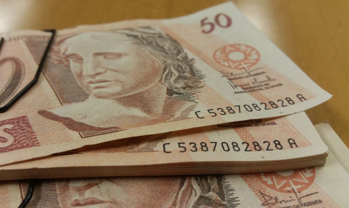 Salário mínimo passa a ser de R$ 1.212 a partir de hoje