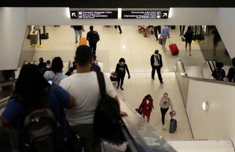 Governo anuncia quarentena de cinco dias para viajantes não vacinados