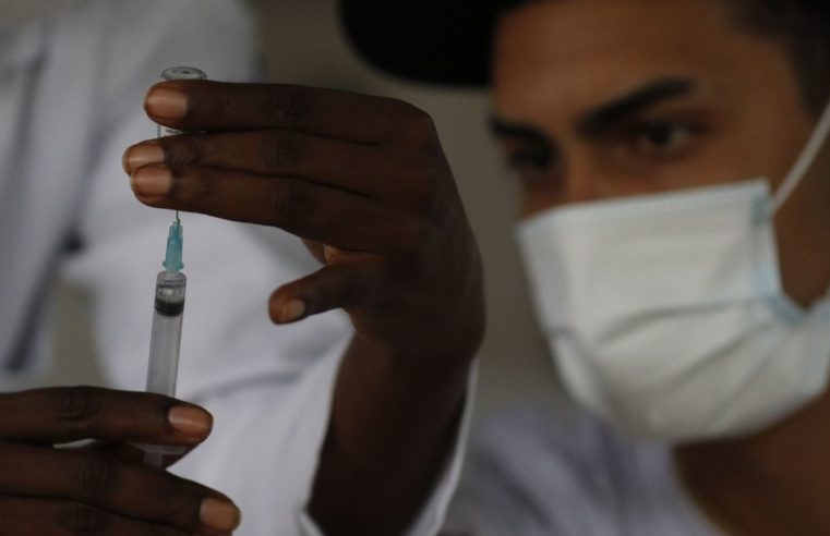 Rio vacina com dose de reforço pessoas com 55 anos ou mais