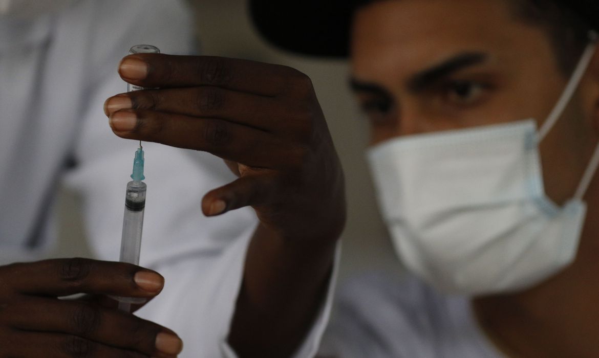Rio vacina com dose de reforço pessoas com 55 anos ou mais