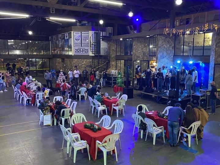 Nova Friburgo realiza ceia solidária na estação livre