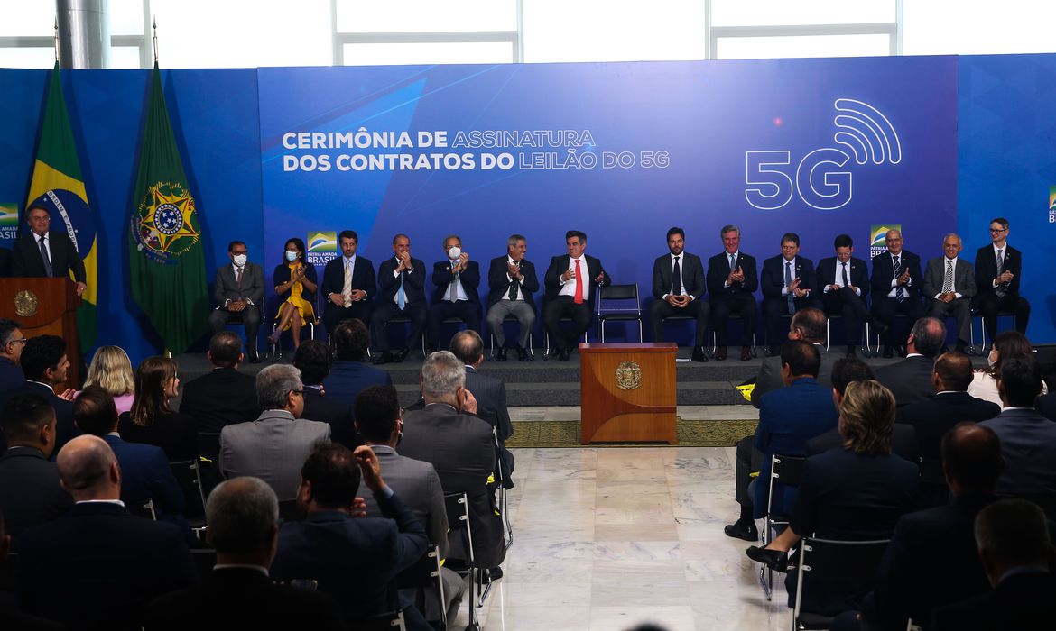 Governo e empresários assinam termo de concessão do 5G