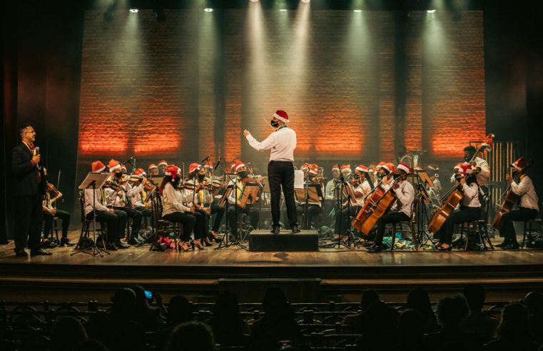 Orquestra sinfônica jovem Mariuccia Iacovino apresenta concerto de Natal na Praça da Liberdade em Campos dos Goytacazes