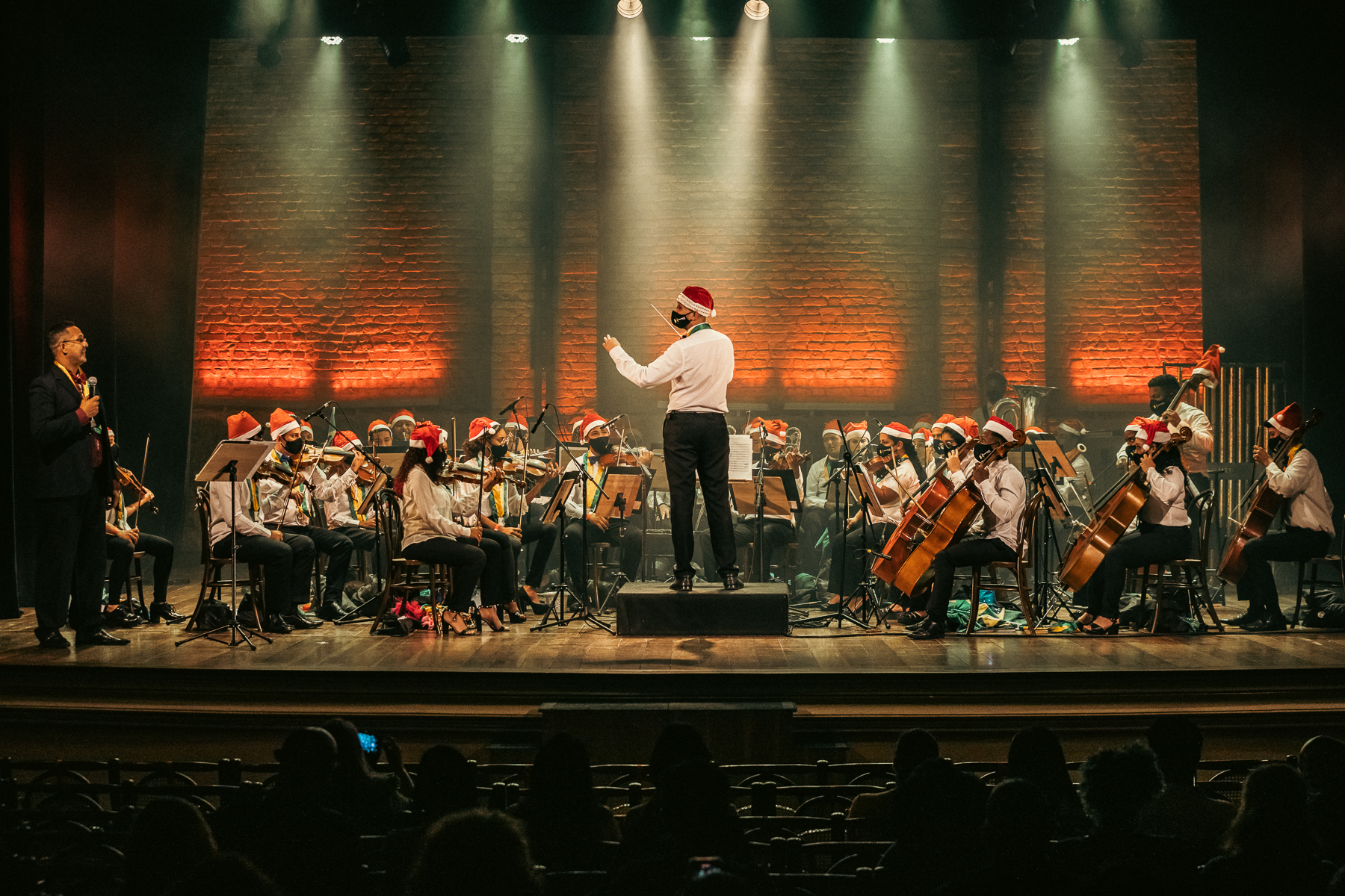 Orquestra sinfônica jovem Mariuccia Iacovino apresenta concerto de Natal na Praça da Liberdade em Campos dos Goytacazes