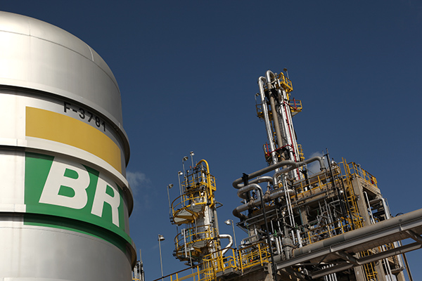 Petrobras reduz preço da gasolina A para distribuidoras