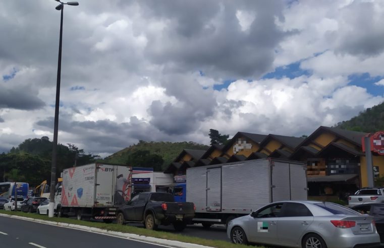 Turp Transporte fica com os ônibus retidos no trânsito por até 45 minutos em Itaipava