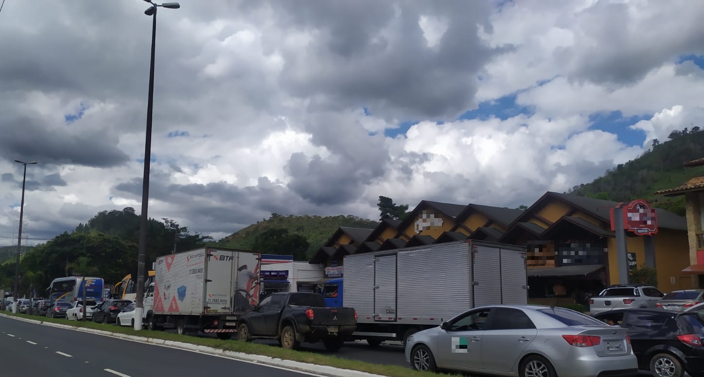 Turp Transporte fica com os ônibus retidos no trânsito por até 45 minutos em Itaipava