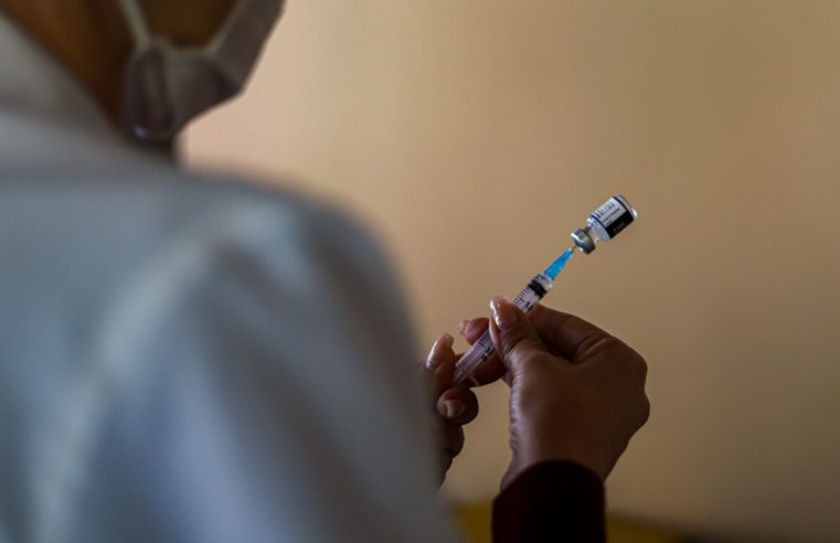 Vacinados com a Pfizer até 30 de outubro podem antecipar segunda dose a partir desta quinta-feira