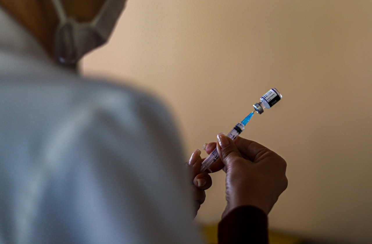 Vacinados com a Pfizer até 30 de outubro podem antecipar segunda dose a partir desta quinta-feira