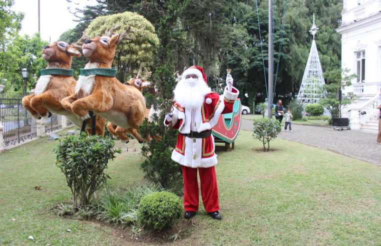 Casa do Papai Noel faz sucesso com as crianças e também com os adultos