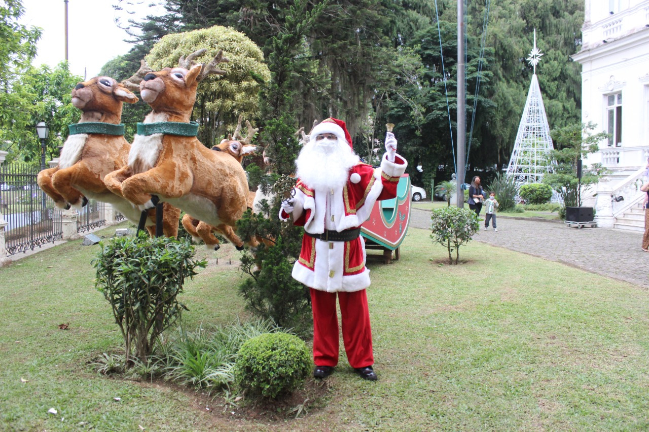 Casa do Papai Noel faz sucesso com as crianças e também com os adultos