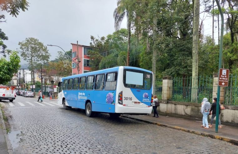 Buraco na Rua Dom Pedro I altera ponto final dos ônibus que param na Praça do Bosque