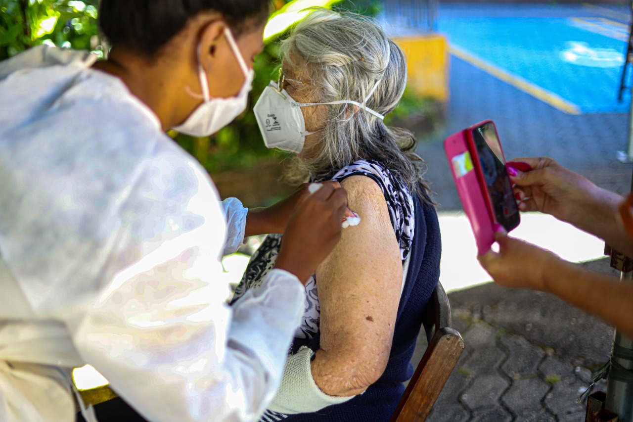 Vacinação covid: Petrópolis ultrapassa 33 mil pessoas com doses de reforço