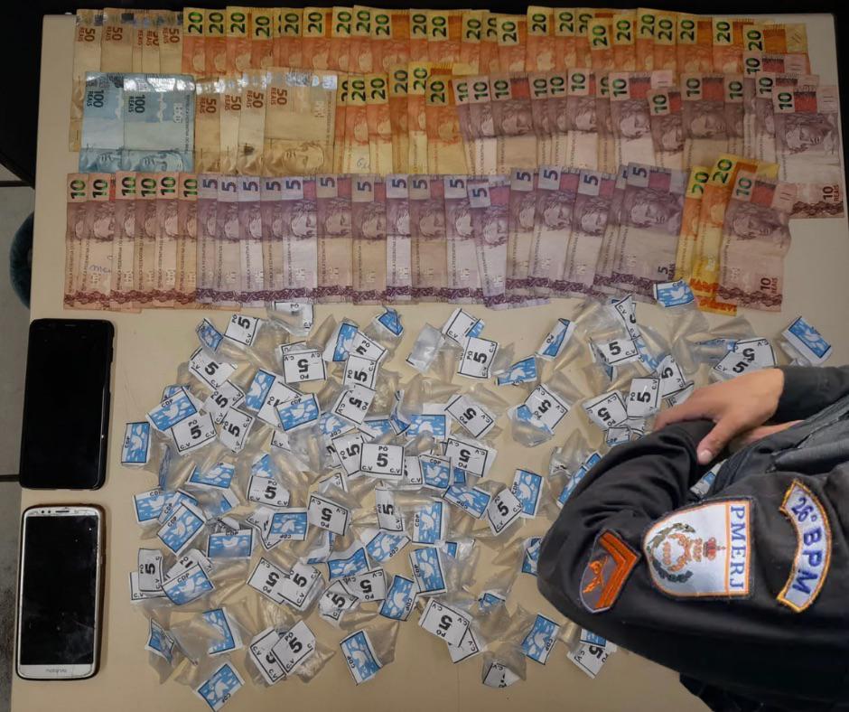 Ações da polícia militar resultam em apreensão de drogas e prisão de suspeitos de tráfico