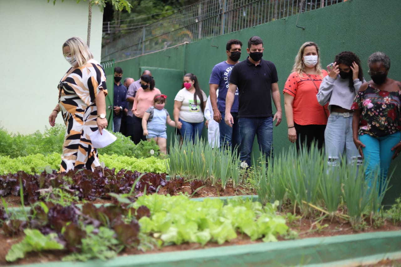 Prefeitura inaugura horta na Escola Municipal Santa Terezinha