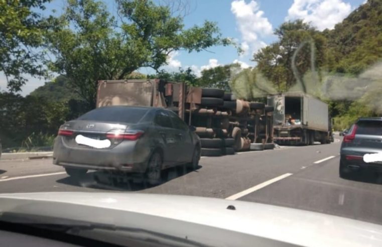 Carreta que tombou na descida da serra de Petrópolis é retirada