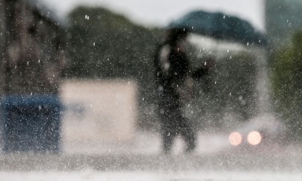Defesa Civil emite alerta sobre proximidade de núcleos de chuva no município