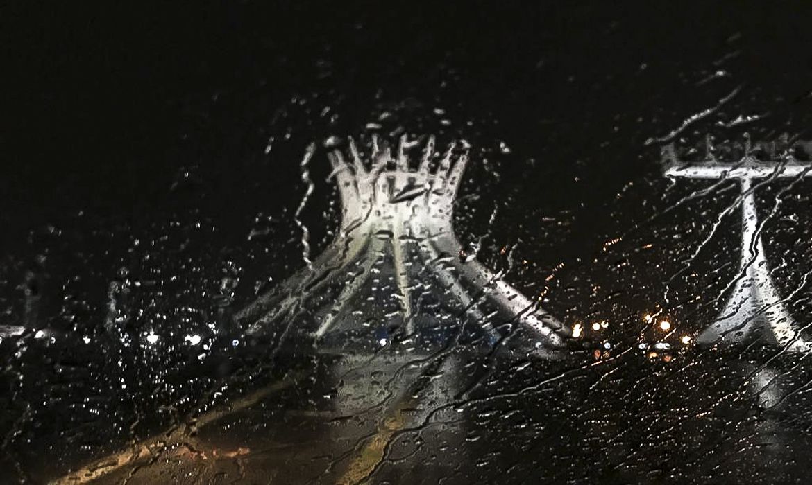 Defesa Civil emite alerta via SMS de pancadas de chuva em Petrópolis