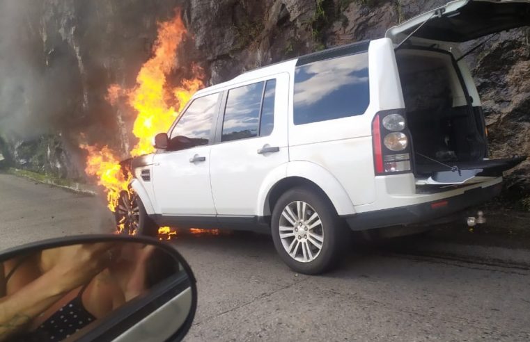 Carro pega fogo e interdita trecho da subida da serra de Petrópolis