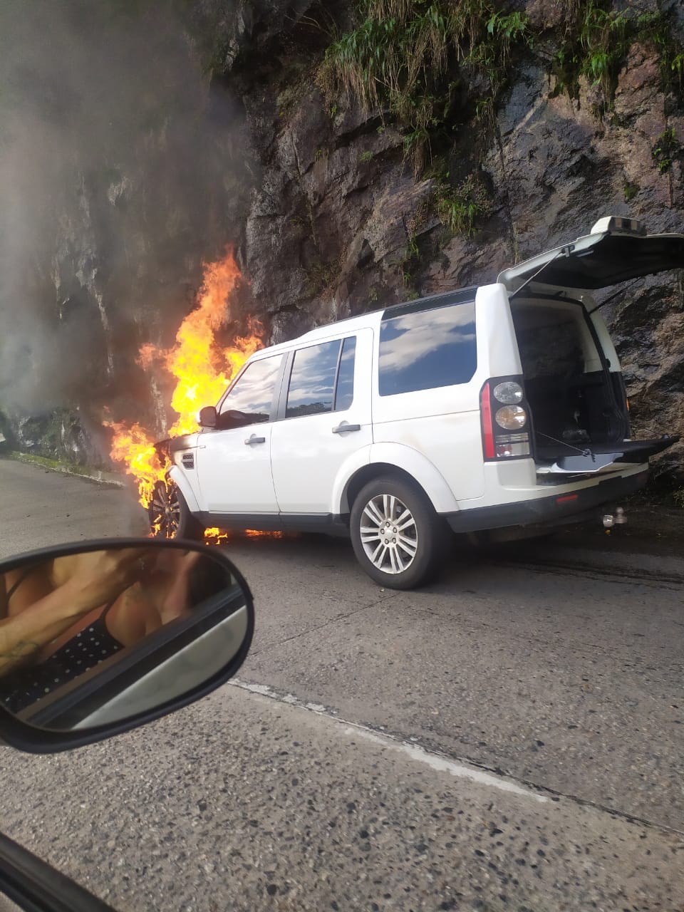 Carro pega fogo e interdita trecho da subida da serra de Petrópolis