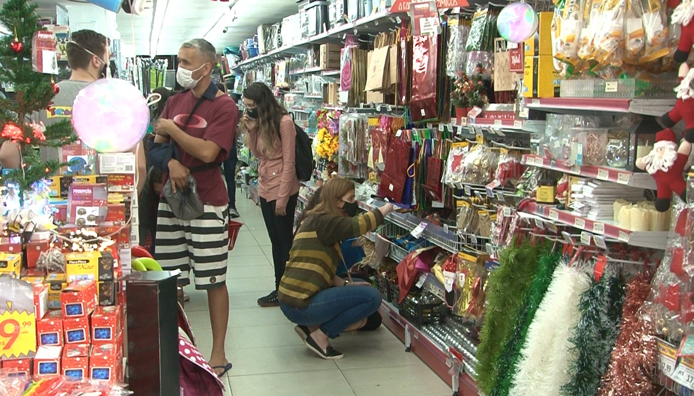 Lojas de Petrópolis ficam cheias na véspera de Natal