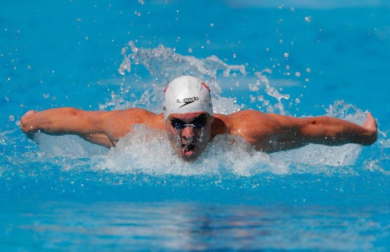 Nadador brasileiro é tricampeão mundial dos 50 metros borboleta