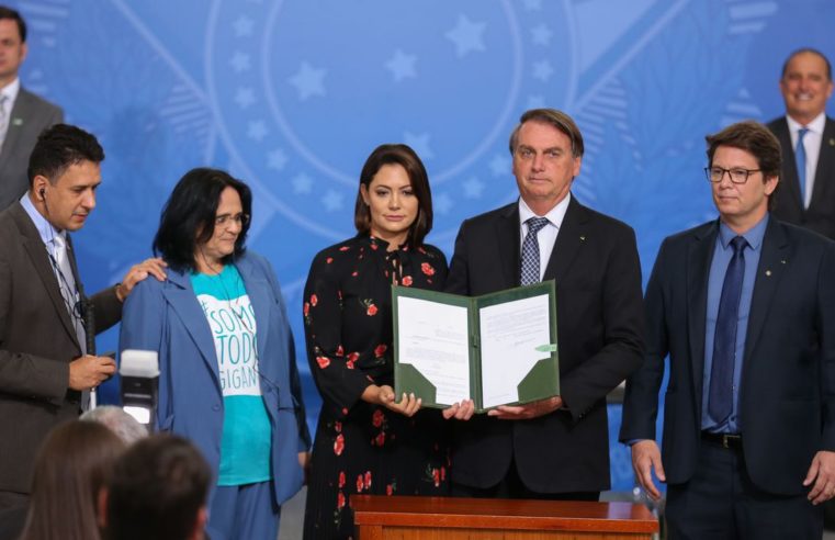Presidente assina acordo que prevê tradução de livros para braile
