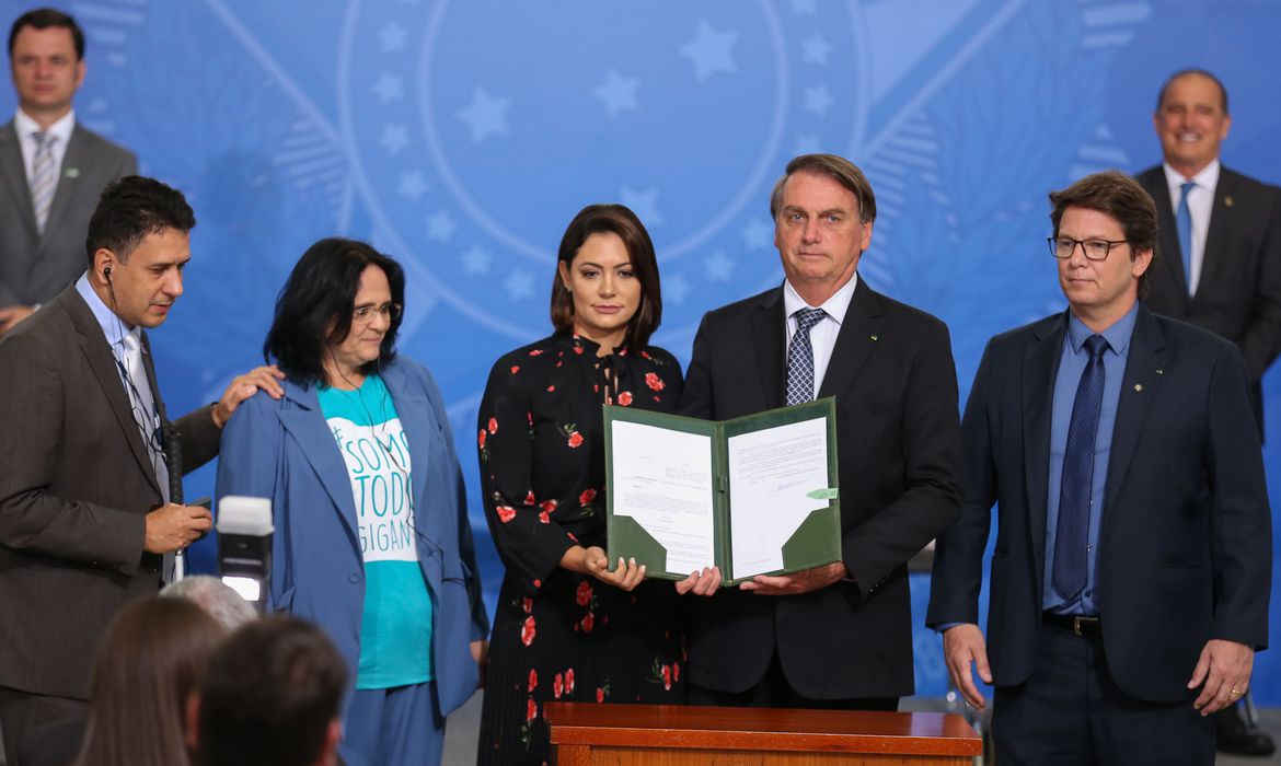 Presidente assina acordo que prevê tradução de livros para braile