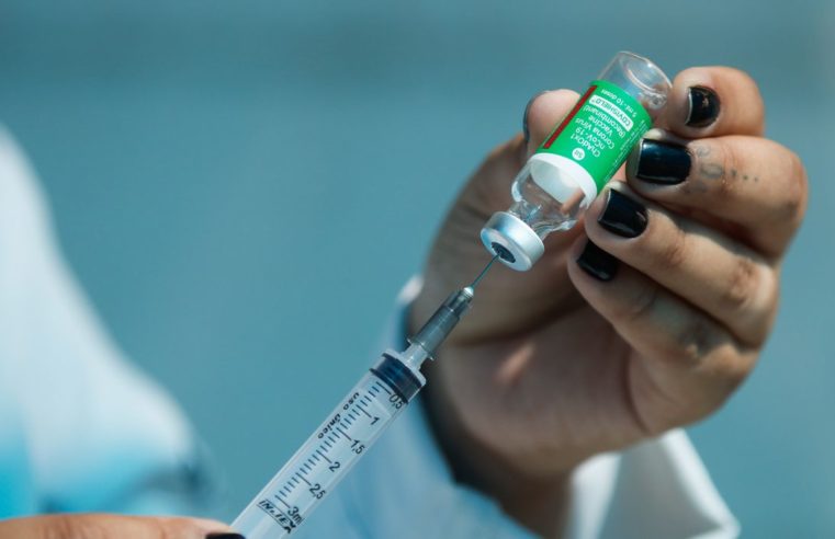 Postos de vacinação contra covid-19 voltam ao horário normal na segunda-feira