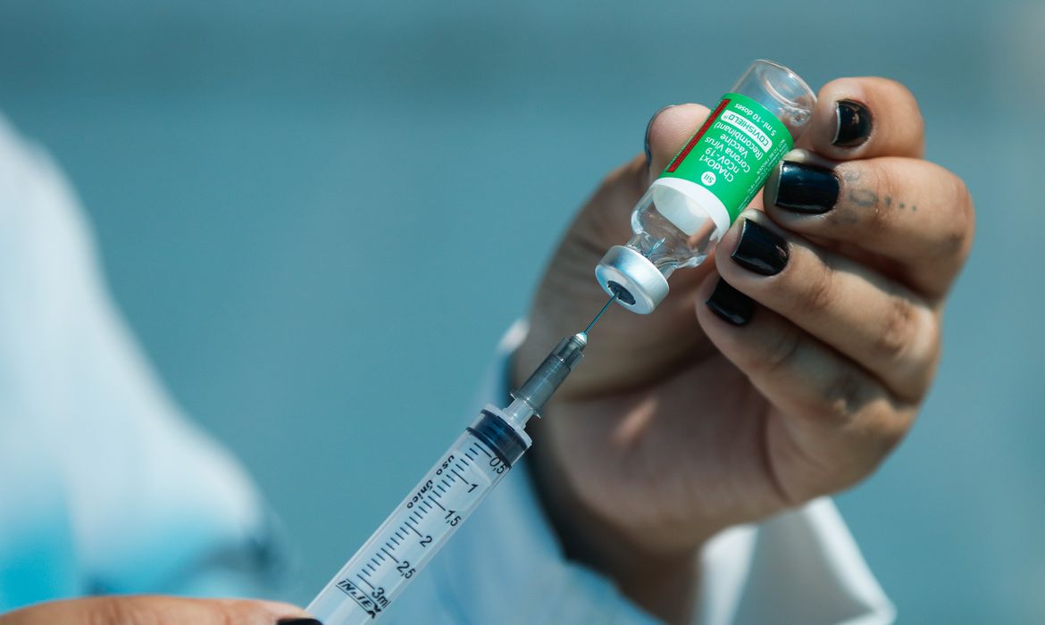 Postos de vacinação contra covid-19 voltam ao horário normal na segunda-feira