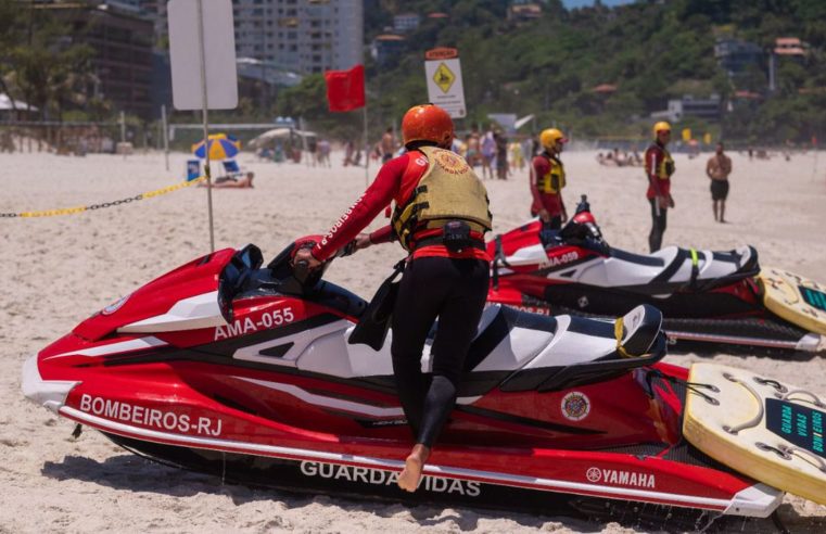 Bombeiros fazem mais de 600 resgates em praias do RJ no fim de semana