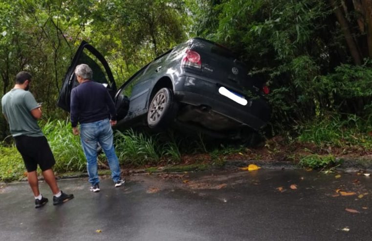 Motorista perde o controle da direção e colide na BR-040. Ninguém ficou ferido