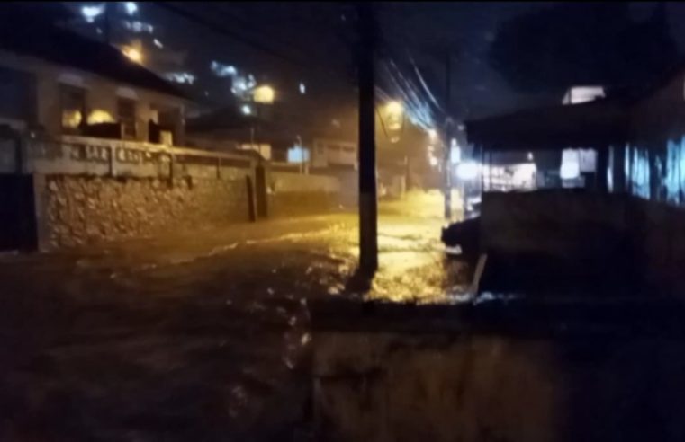 Rua Coronel Veiga tem trecho interditado por conta de inundação na via