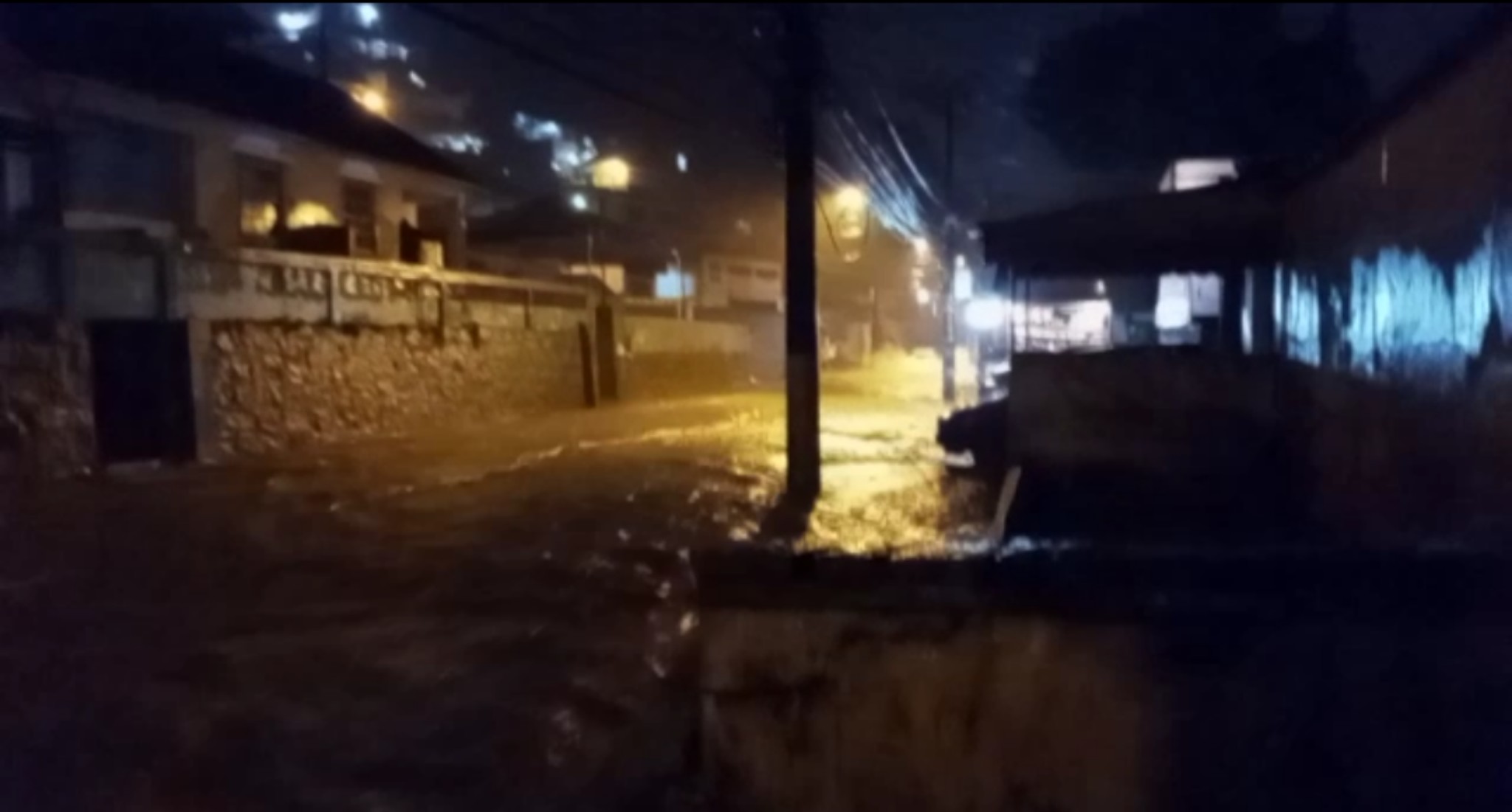 Rua Coronel Veiga tem trecho interditado por conta de inundação na via